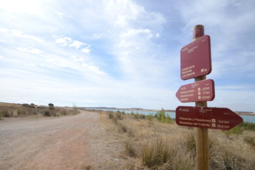 El camino se cruza con algunas vías pecuarias