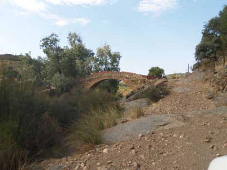 Antiguo puente construido en piedra