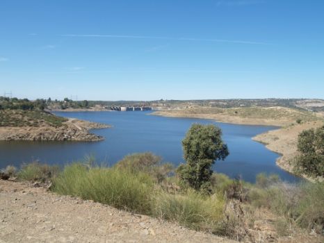 Vista de la presa del embalse de Alcántara desde el Camino
