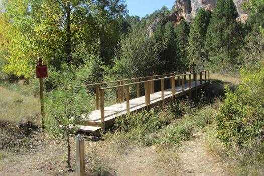 Pasarela peatonal en el arroyo del Ciño Negro