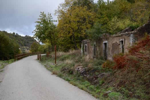 Ruinas relacionadas con el antiguo uso ferroviario del camino