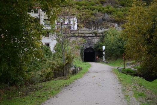 Entrada al túnel que pasa bajo Béjar