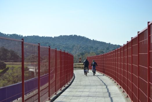 Ciclistas recorriendo el puente sobre la carretera A-66