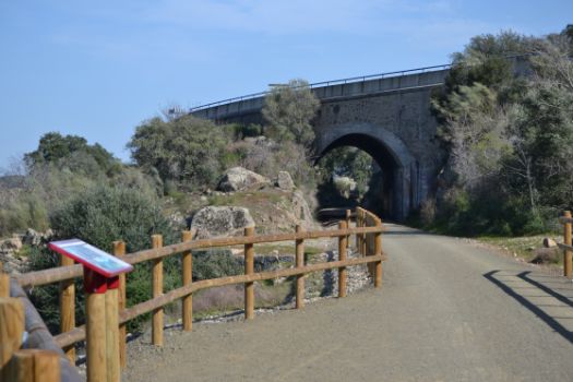 Paso bajo la carretera N-630, junto al mirador del monte Valcorchero