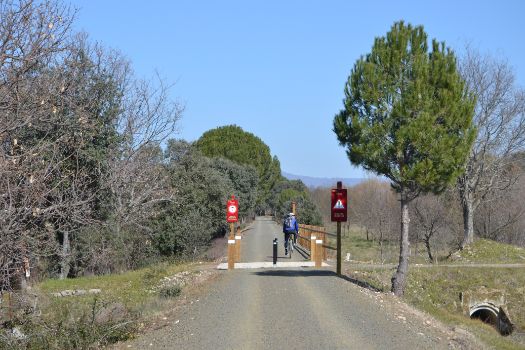 El itinerario se cruza, en ocasiones, con caminos de acceso a fincas. 