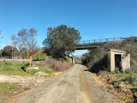 Paso bajo la carretera que sube a Jarilla
