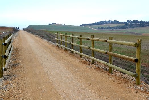 Son frecuentes las talanqueras de madera cuando algún arroyo pasa bajo el camino