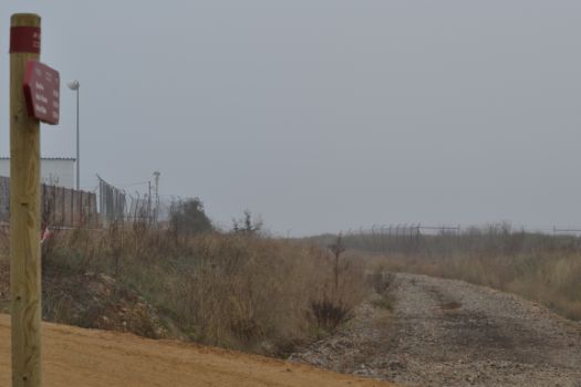 La plataforma del antiguo ferrocarril continúa a la izquierda del camino