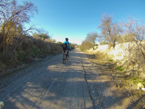 Cicloturista con bicicleta gravel en la etapa 1 del Camino Natural