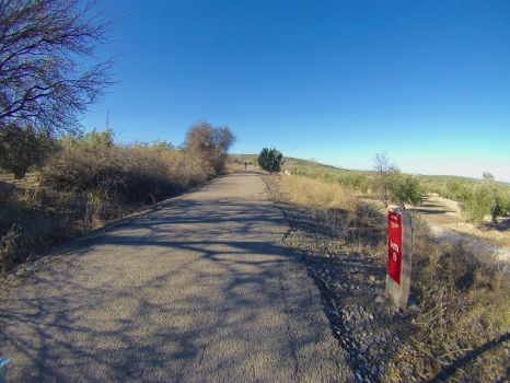 Punto kilométrico 6 con senderista al fondo