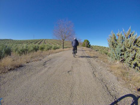 Cicloturista con bicicleta eléctrica en la etapa 1 del Camino Natural