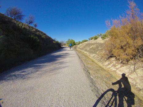 Cicloturista en la etapa 2 del Camino Natural