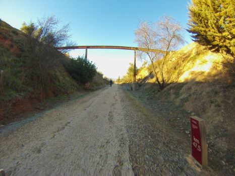 Cicloturista en punto kilométrico 47,5