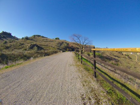 Cicloturistas y antiguo edificio ferroviario