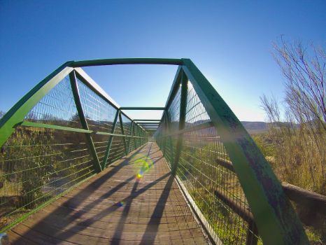 Pasarela metálica sobre carretera N-432