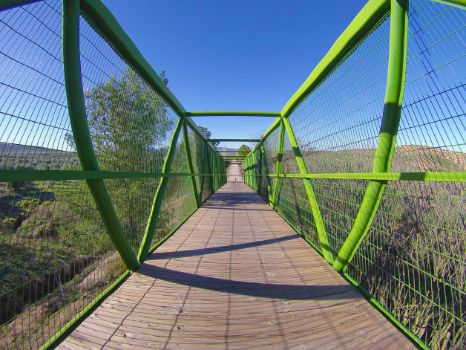 Pasarela metálica sobre carretera A-316