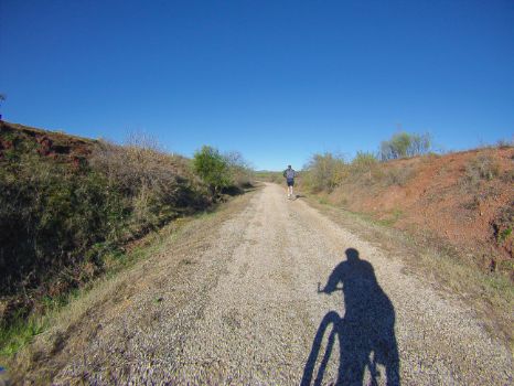 Usuario del Camino Natural en la etapa 5