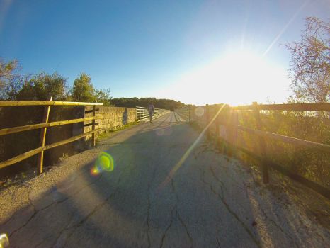 Senderista en el viaducto de la Sima