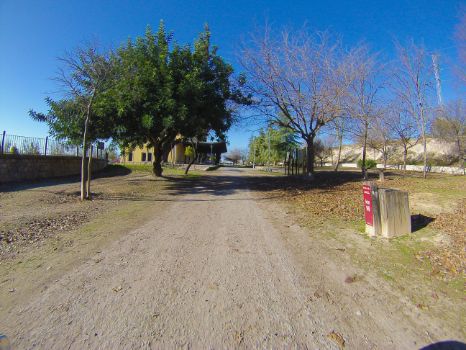 Hito kilométrico 99 junto a la estación de Lucena