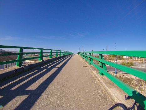 Puente que supera la autovía A-318 a su paso por Lucena