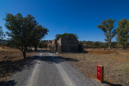 A lo largo del camino aparecen los restos de las antiguas infraestructuras anejas a la línea férrea
