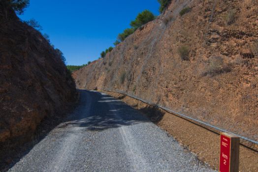El camino se interna por algunas trincheras excavadas para el paso del tren