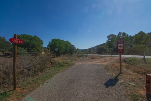 La ruta concluye al llegar al cruce con la carretera A-3175
