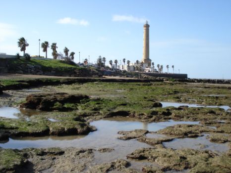Vista del Faro de Chipiona desde uno de los tradicionales Corrales de Pesca 