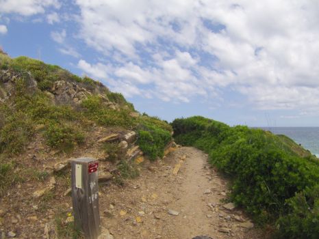 Vista subjetiva de una baliza del Camino Natural Camí de Cavalls