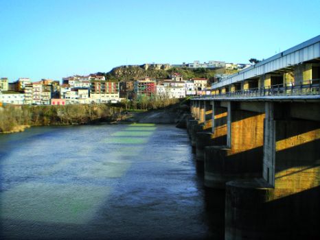 Flix y el puente sobre la presa del embalse