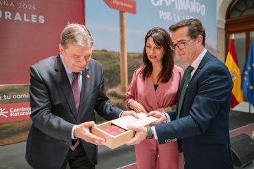 El ministro recibe la caja que contiene las fragancias de la acción "Todos los caminos tienen Aroma", inspiradas en los Caminos Naturales 