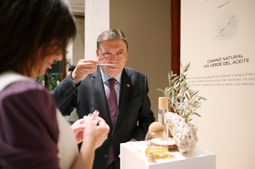 El ministro Luis Planas oliendo la fragancia inspirada en el Camino Natural Vía Verde del Aceite