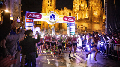 Imagen del momento de la salida de la XI Nocturna Modúbar - Caminos Naturales, junto a la catedral de Burgos