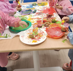 Proceso de estampación del mural de Educación Infantil del CEIP Benedicto Ruiz de Ajo (Cantabria)