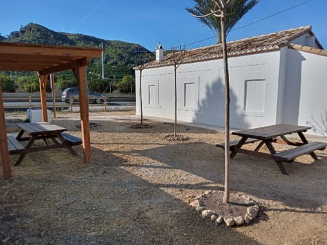 Área de descanso de la Caseta de guardabarreras del Camino Natural de l’Antic Trenet