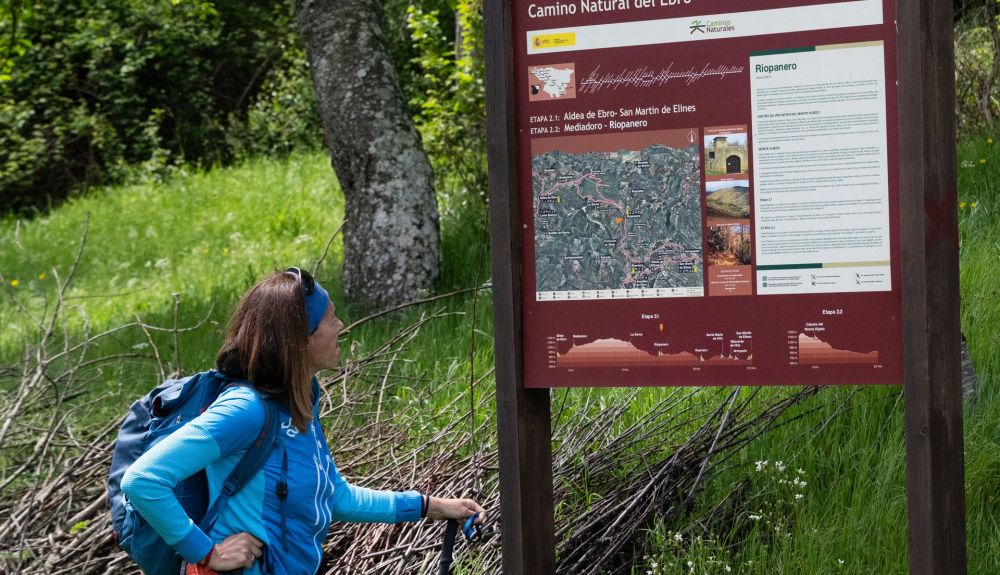 Edurne Pasaban interpretando un de los paneles del Camino Natural del Ebro Edurne Pasaban interpretando un de los paneles del Camino Natural del Ebro