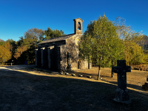  Ermita de Santiago de Itxasperri en el Camino Natural Vía Verde del Plazaola