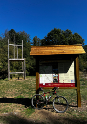 Silla gigante en el Camino Natural Vía Verde del Plazaola