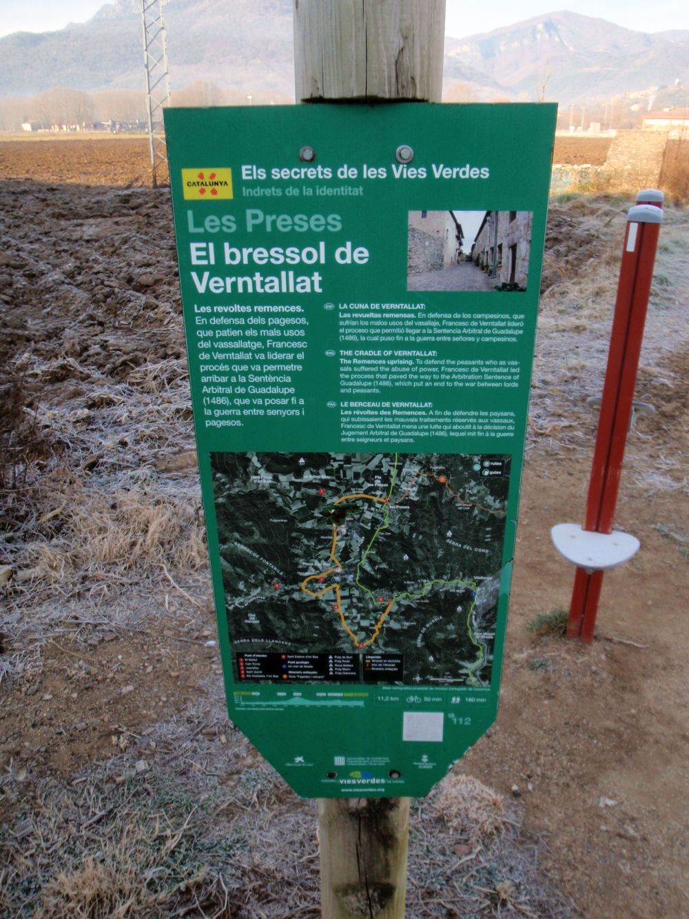 Cruce con las rutas "La Cuna de Verntallat" y "hayas entre volcanes"