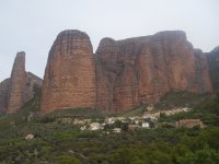 Los Mallos de Riglos con las casas del pueblo a sus pies