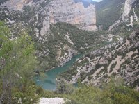 Vista del embalse de Vadiello y sus paredones calizos