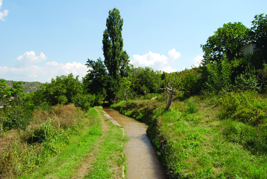 Acequia atravesando tierras de labor Acequia atravesando tierras de labor