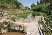 Paso por encima de la acequia a la altura del poblado ibérico del Cogulló