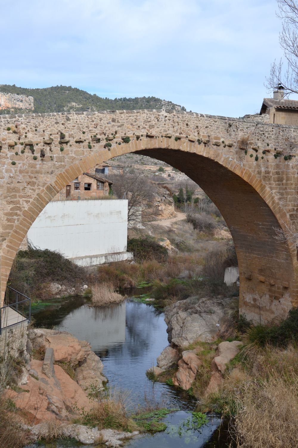 Puente de piedra sobre el Matarraña