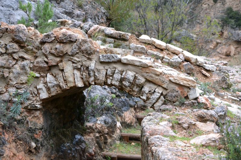 Acequia habilitada para el paso