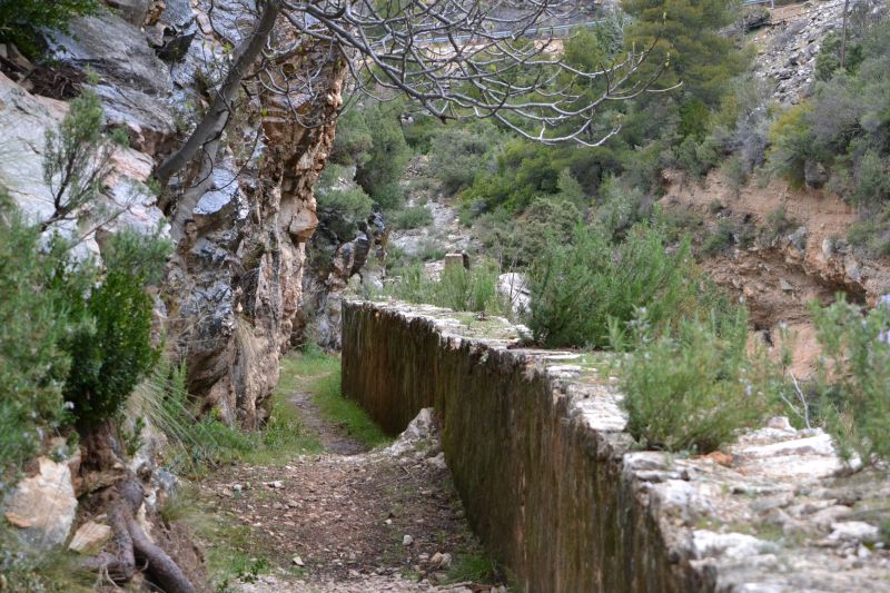 Acequia habilitada para el paso
