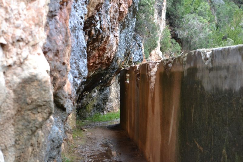 Acequia habilitada para el paso