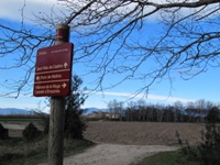 Cruce de caminos, con el Monasterio de Sant Feliú de Cadins al fondo