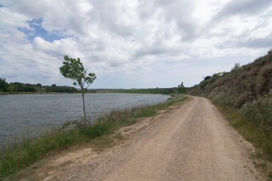 Trail next to the reservoir, in the area of ​​the fishermen's stalls