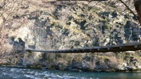 Puente peatonal de Santa Caterina que permite cruzar el río Noguera Pallaresa a la altura de Rialp
